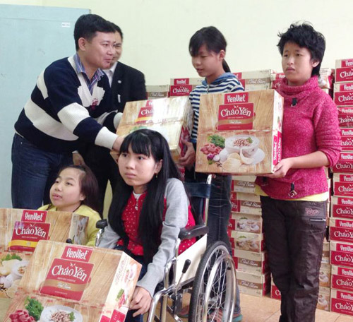 Đại diện các em nhỏ, tại Trung tâm Việt - Hàn nhận quà 