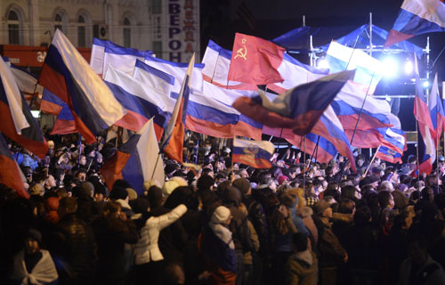 Người dân thủ phủ Simferopol của Crimea xuống đường mừng kết quả trưng cầu dân ý - Ảnh: AFP