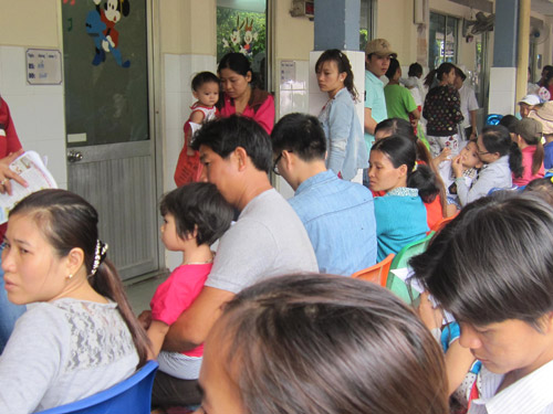 Rất đông trẻ được phụ huynh đưa đến khám tại BV Nhi đồng 1 sáng 19.3