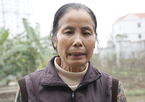 Bà Nguyễn Thị Trọng, nhân chứng vụ việc bán gỗ sưa ở đình Cựu Quán bị đe dọa - Ảnh: Lê Quân