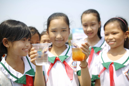Nước bẩn đã được lọc thành nước uống sạch: Từ nay nước uống sạch sẽ không còn là nỗi lo của các em nhỏ tại huyện Hải Lăng nhờ bột lọc nước do công ty P&G mang đến cho người dân tỉnh Quảng Trị