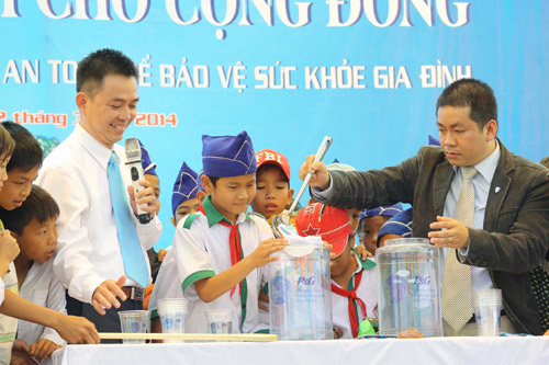 Nước sau khi lọc sạch và an toàn để uống nhờ bột lọc nước P&G và niềm vui của trẻ em huyện Hải Lăng, tỉnh Quảng Trị