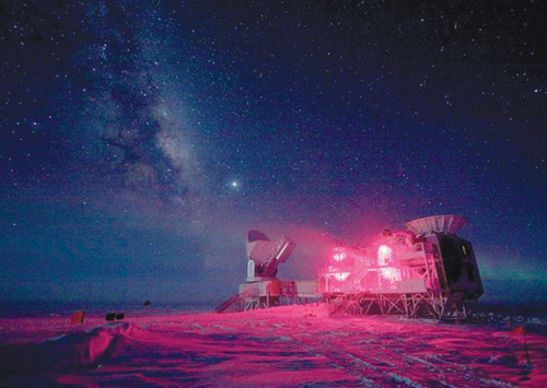 Đài thiên văn Nam Cực và BICEP trên nền trời dải Ngân hà  - Ảnh: Reuters