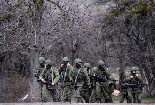 Các tay súng tuần tra xung quanh một căn cứ của Ukraine ở Crimea - Ảnh: AFP