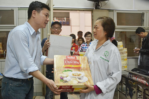 Đại diện Công ty Yến Việt tặng cháo cho bệnh nhân Bệnh viện Bạch Mai - Ảnh: Nguyễn Tuấn