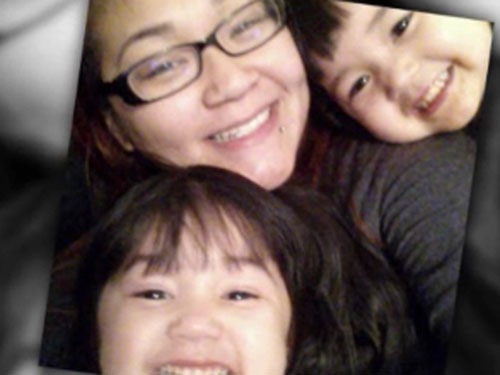 Mindy Tran và hai con gái  - Ảnh: Chụp từ clip