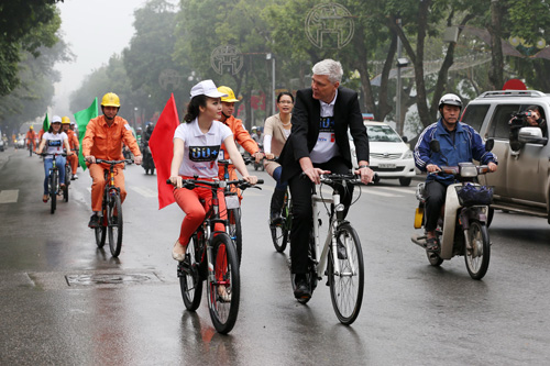 Các Đại sứ "Giờ Trái đất" tham gia hoạt động đạp xe hưởng ứng chương trình - Ảnh: CTV