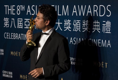 Diễn viên Irrfan Khan hôn tượng vàng Nam diễn viên chính xuất sắc nhất