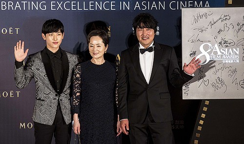 Từ trái sang: Các diễn viên Hàn Quốc Yim Si Wan, Kim Yong Ae và Song Kang Ho chào người hâm mộ