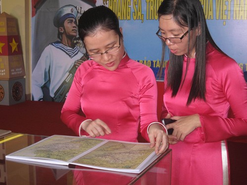 Thích thú xem triển lãm “Hoàng Sa, Trường Sa là của Việt Nam – những bằng chứng lịch sử và pháp lý”