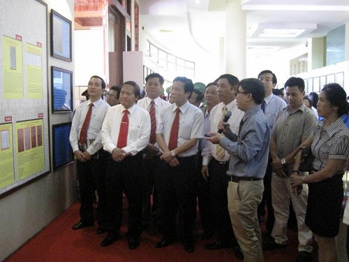 Ông Nguyễn Bá Thanh, Trưởng Ban Nội chính Trung ương cùng lãnh đạo tỉnh Phú Yên xem triển lãm