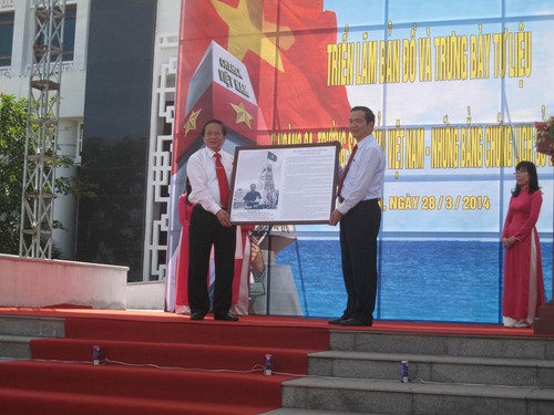 Bộ TT-TT trao tặng toàn bộ tư liệu, văn bản, hiện vật, ấn phẩm và gần 150 bản đồ triển lãm tại Nhà Bảo tàng Phú Yên cho UBND tỉnh Phú Yên