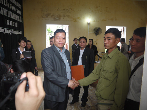 Ông Phạm Đức Tuyên, Phó chánh án TAND TP. Hải Phòng bắt tay ông Cầu tại buổi xin lỗi
