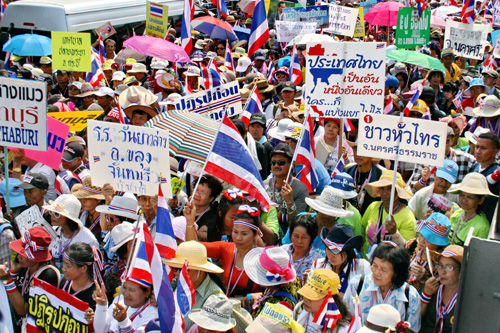 Hàng chục ngàn người biểu tình ở Bangkok - Ảnh: Minh Quang