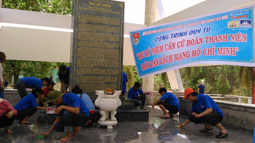 Các đoàn viên thanh niên tham gia duy tu  Khu kỷ niệm căn cứ Đoàn thanh niên nhân dân Cách mạng Hồ Chí Minh - Ảnh: Phúc Duy 