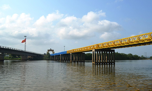 Sơn lại 2 màu vàng- xanh ở cầu Hiền Lương