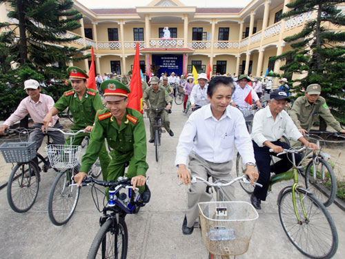 Cán bộ Hội An đạp xe đến công sở