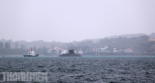 Tàu ngầm TP.Hồ Chí Minh vào quân cảng Cam Ranh 14