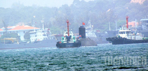 Tàu ngầm TP.Hồ Chí Minh vào quân cảng Cam Ranh 16