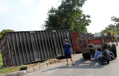 Nổ bánh xe, rơi 2 thùng container