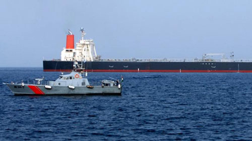 Tàu dầu bị bắn ở eo biển Hormuz