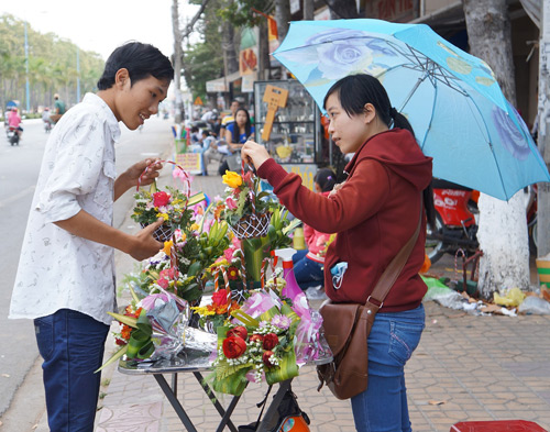 Khách chọn mua hoa làm quà 8.3 trên đường 3 Tháng 2