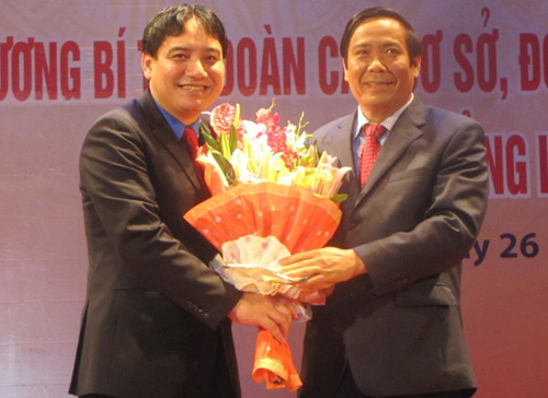 Bí thư Tỉnh ủy Hà Tĩnh Nguyễn Thanh Bình (phải) chúc mừng Anh Nguyễn Đắc Vinh tại buổi lễ