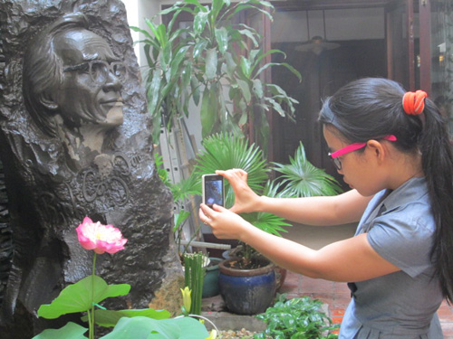 Bức tượng chân dung Trịnh Công Sơn trong một góc vườn