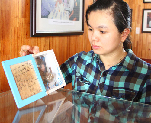 Thân nhân mẹ Việt Nam anh hùng hiến tặng hiện vật d
