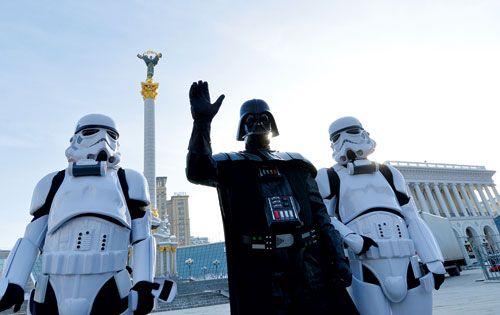Darth Vader của Ukraine (giữa) và hai cận vệ - Ảnh: AFP