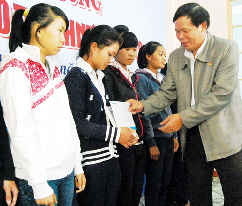 Ông Nguyễn Đức Việt trao học bổng cho học sinh - Ảnh: Gia Bình