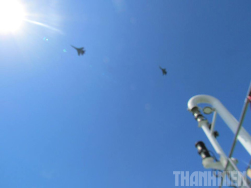 Các Biên đội Su - 30MK và Mig21 bảo vệ trên không (hình: Biên đội Su - 30MK diễu qua lễ bầu trời khi buổi lễ bắt đầu)