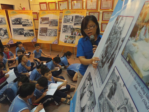 Giáo viên Lê Bảo Trâm thuyết giảng cho học sinh về những vất vả khó khăn của học sinh thời chiến - Ảnh: Minh Luân