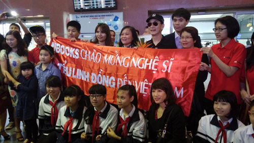 Lục Tiểu Linh Đồng (đeo kiếng đen) được người hâm mộ chào đón tại sân bay Nội Bài - Ảnh: Ngọc Bi