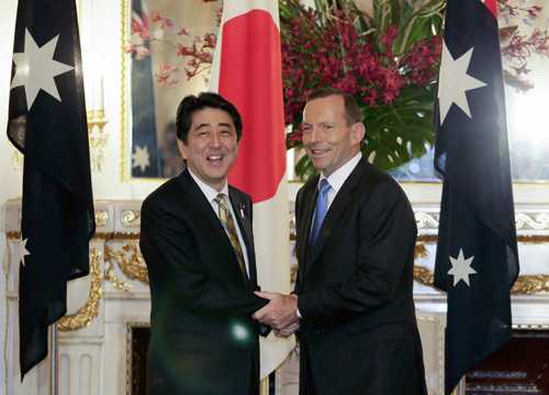 Thủ tướng Nhật Shinzo Abe (trái) và Thủ tướng Úc Tony Abbott tại Tokyo ngày 7.4 - d