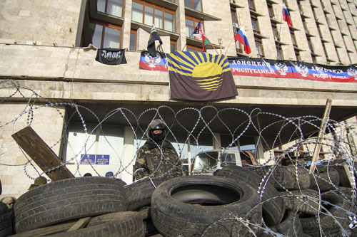 Những nhà hoạt động thân Nga dựng hàng rào trước trụ sở cơ quan hành chính ở Donetsk  -  Ảnh: Reuters