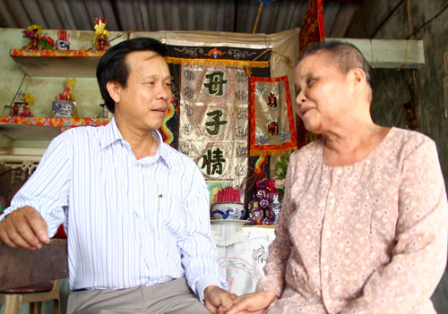 Ông Trương Công Hùng, Bí thư Đảng ủy xã Bình Minh, trong một lần thăm hỏi bà Nguyễn Thị Côi - Ảnh: H.X.H