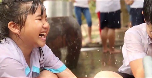 Nụ cười hạnh phúc của trẻ em nơi đây khi không còn lo lắng vì thiếu nước sinh hoạt