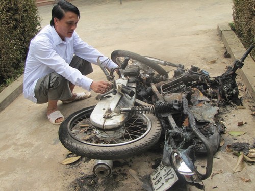 Tối 10.4, chiếc xe máy của gia đình ông Nguyễn Khắc Sơn, Trưởng Công an xã Bắc Sơn đã bị người dân quá khích đốt cháy đen