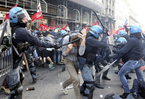 Cảnh đụng độ dữ dội giữa cảnh sát và người biểu tình - Ảnh: Reuters