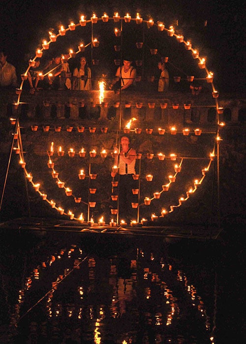 Nghệ thuật sắp đặt lửa của đoàn Carabosse tại Hoàng thành Huế, Festival Huế 2012  - Ảnh: Đình Toàn