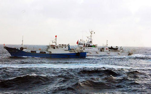 Tàu tuần duyên Nhật (phải) truy đuổi một tàu cá Trung Quốc ở gần đảo Miyako của Nhật - Ảnh: AFP