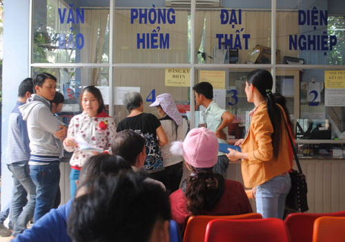 Làm thủ tục hưởng trợ cấp thất nghiệp tại Văn phòng đại diện chi nhánh Q.Bình Tân, TP.HCM - Ảnh: Bùi Chiến
