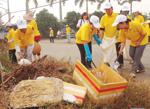 Gắn trách nhiệm của hộ gia đình để giải quyết tình trạng xả rác bừa bãi trong dân cư - Ảnh: Mai Vọng