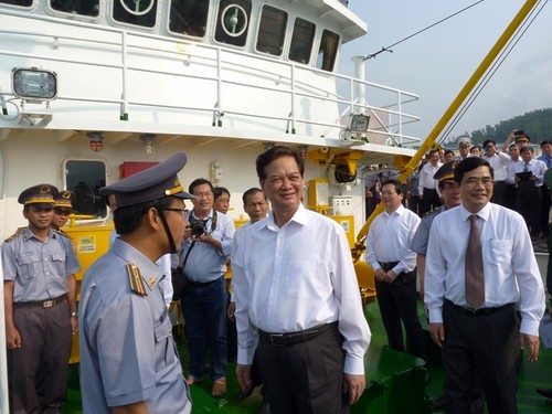 Thủ tướng Nguyễn Tấn Dũng đến thăm tàu