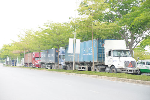 Xe tải đậu dọc đại lộ Nguyễn Văn Linh để né trạm cân vào ngày 15.4 -  Ảnh: Diệp Đức Minh