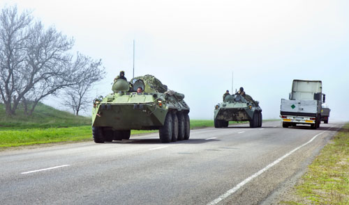 Xe bọc thép chở quân Ukraine ở tỉnh Donetsk - Ảnh: AFP
