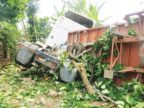 Xe container lao vào quán cơm d