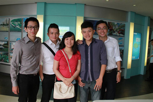 Sinh viên Cao Tiến Minh Châu cùng các bạn trong chuyến kiến tập - Nguồn: ERC Việt Nam
