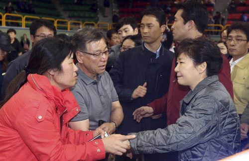 Tổng thống Hàn Quốc Park Geun-hye (phải) an ủi thân nhân hành khách - Ảnh: Reuters